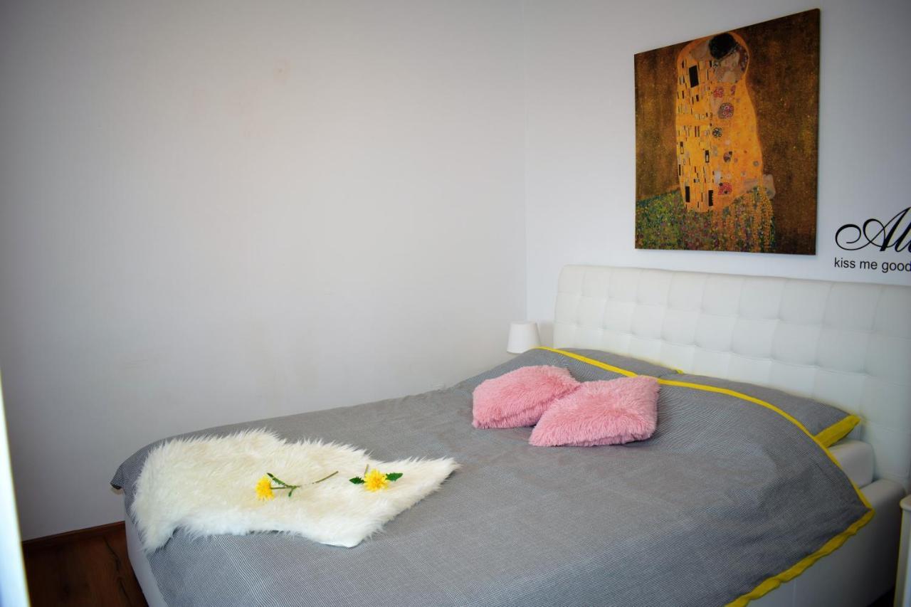 Apartment Trixi Pula Exteriör bild